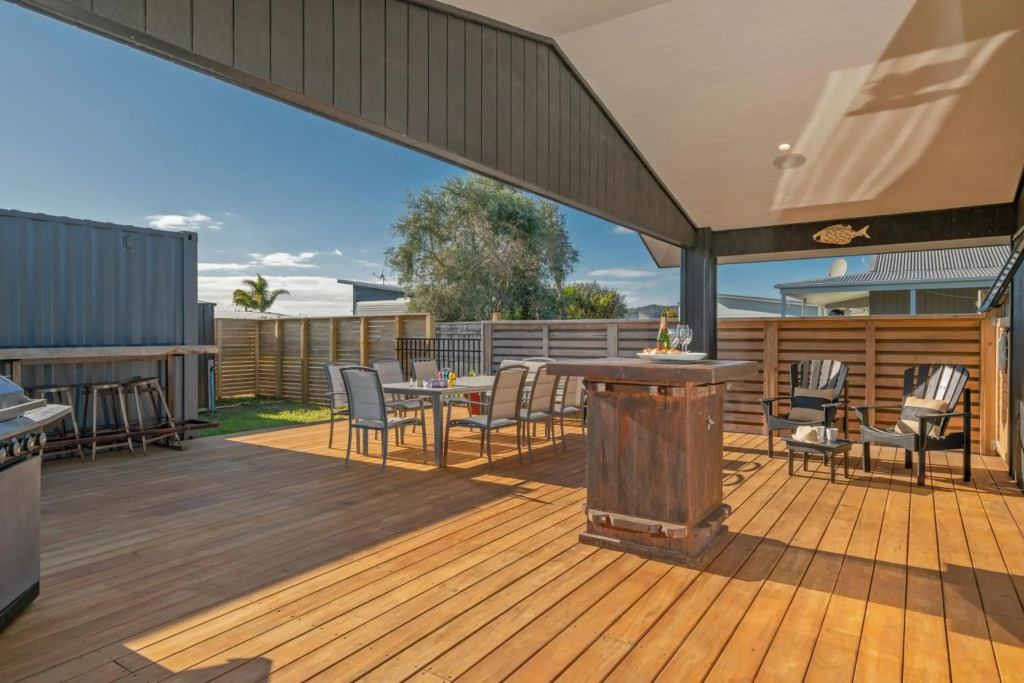 Black Beauty Retreat - Matarangi Holiday Home