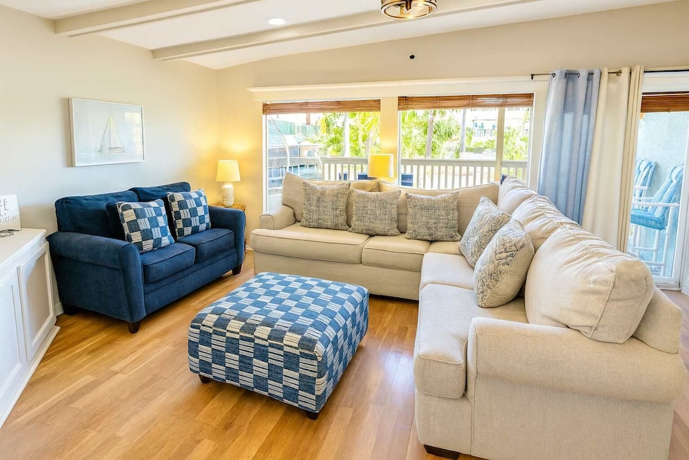 Unique 2 in 1 - Bayviews - Pool