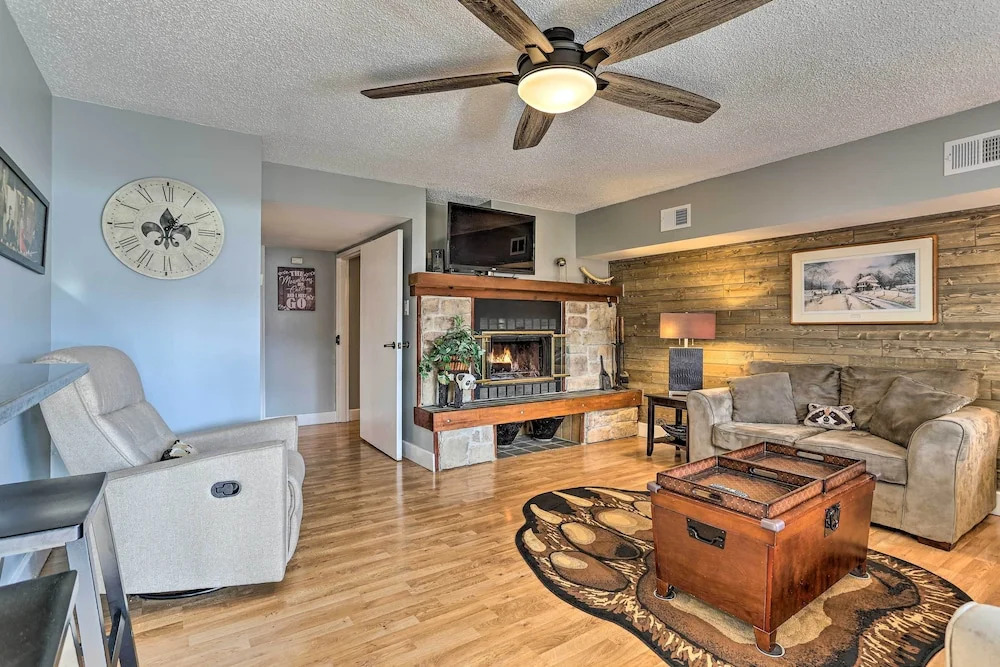Condo on Big Boulder Lake w/ Community Pool Access