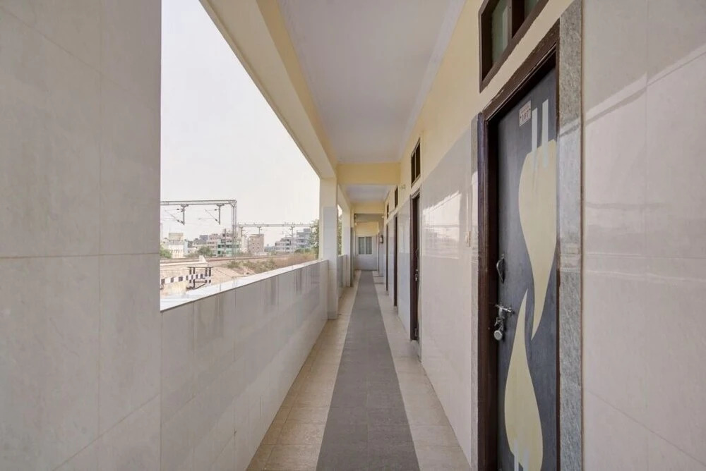 iROOMZ Hotel Sweekar Suites