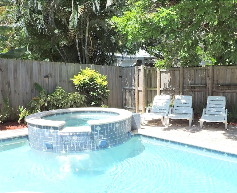 Malibu House 4/3 FOR 10, Close to Beaches, Pool