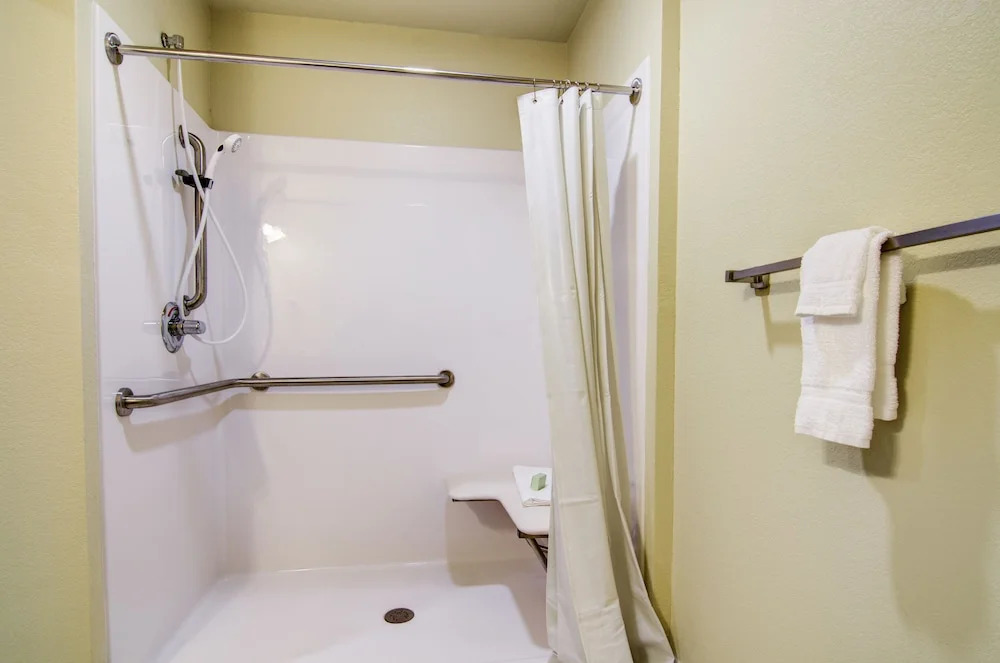 Castle Rock Inn & Suites
