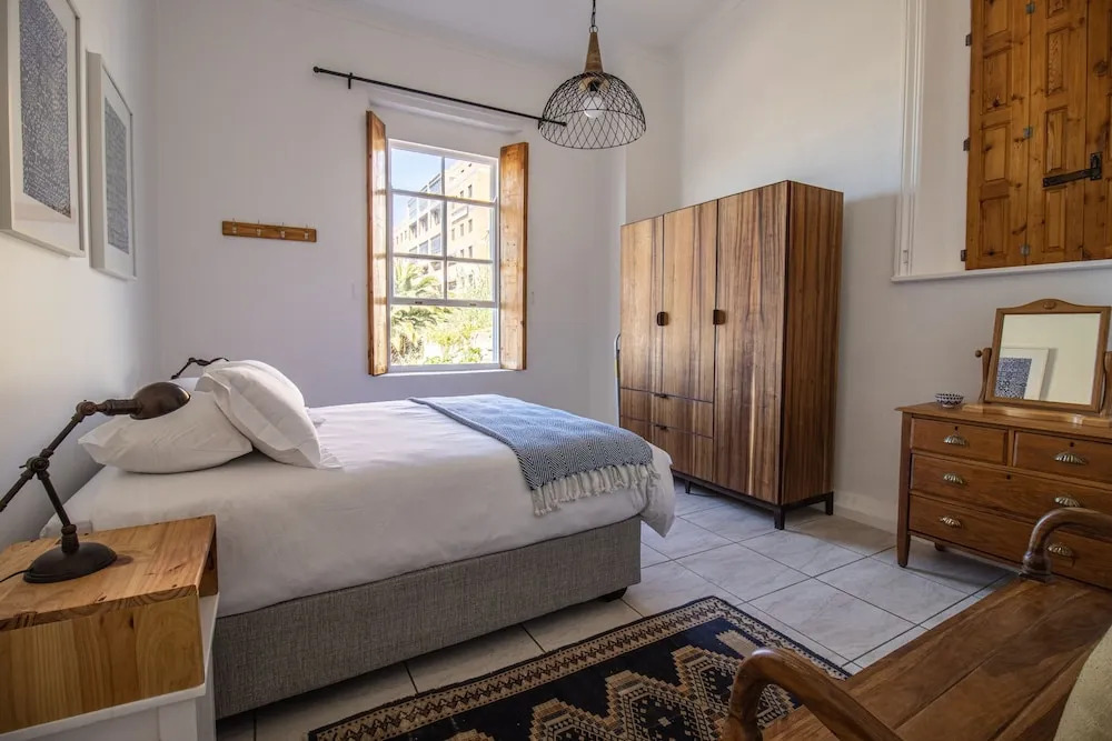 Searle's Manor - Apt 13