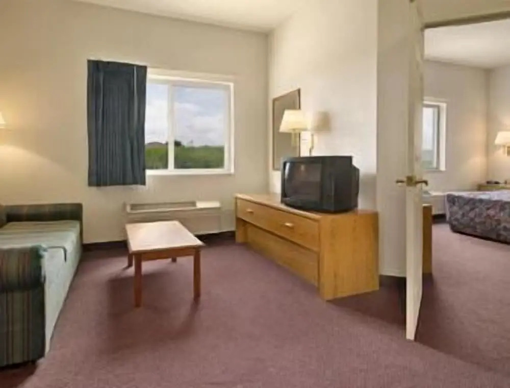 Super 8 by Wyndham Beresford