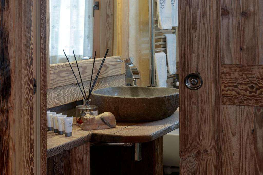 Chalet Matterhorn François - Central Alpine Chalet with Private SPA & Breakfast