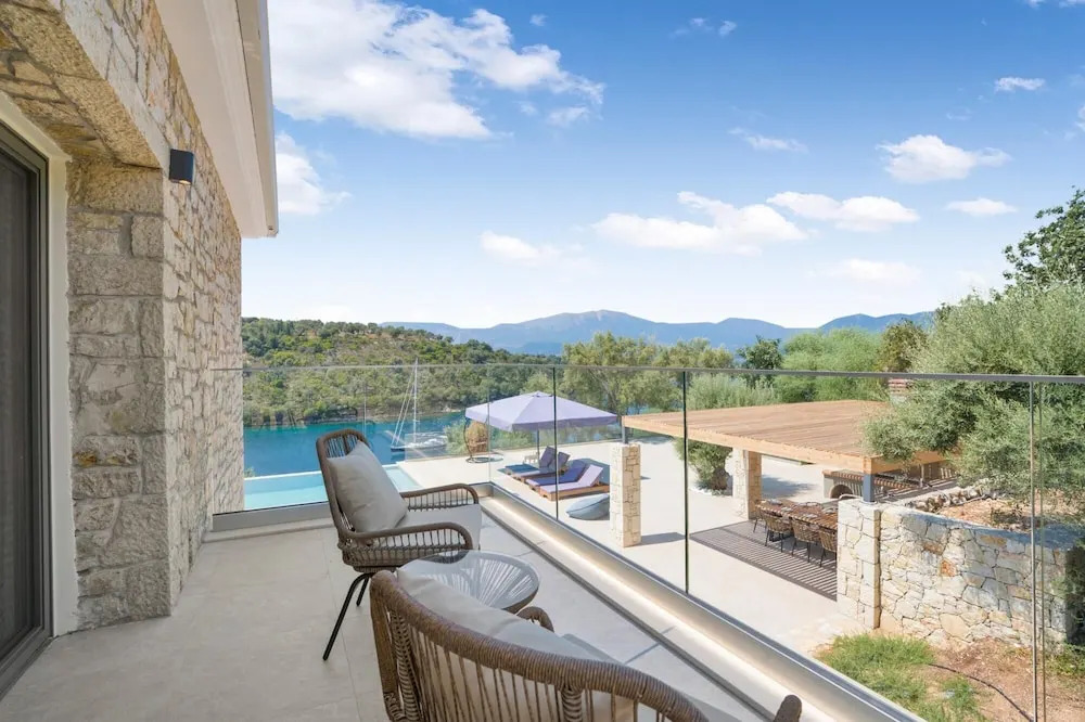 Villa Chriselia - 3 Bedrooms With Sea Access