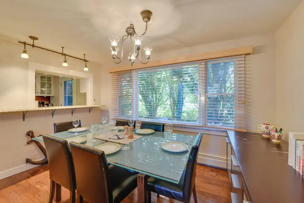 Shop, Dine, Explore Commercial St! Coastal Retreat
