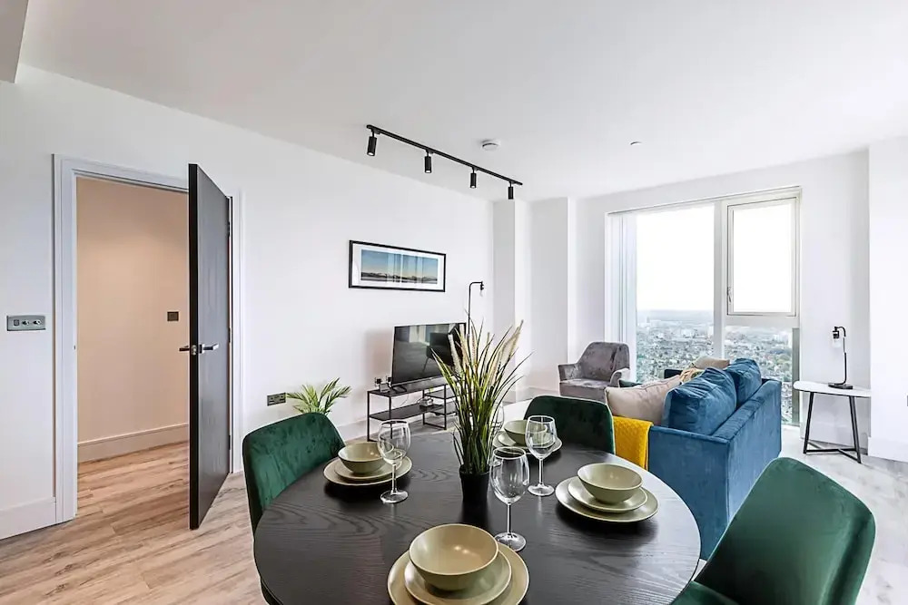 Modern Sky-High Flat In North Acton