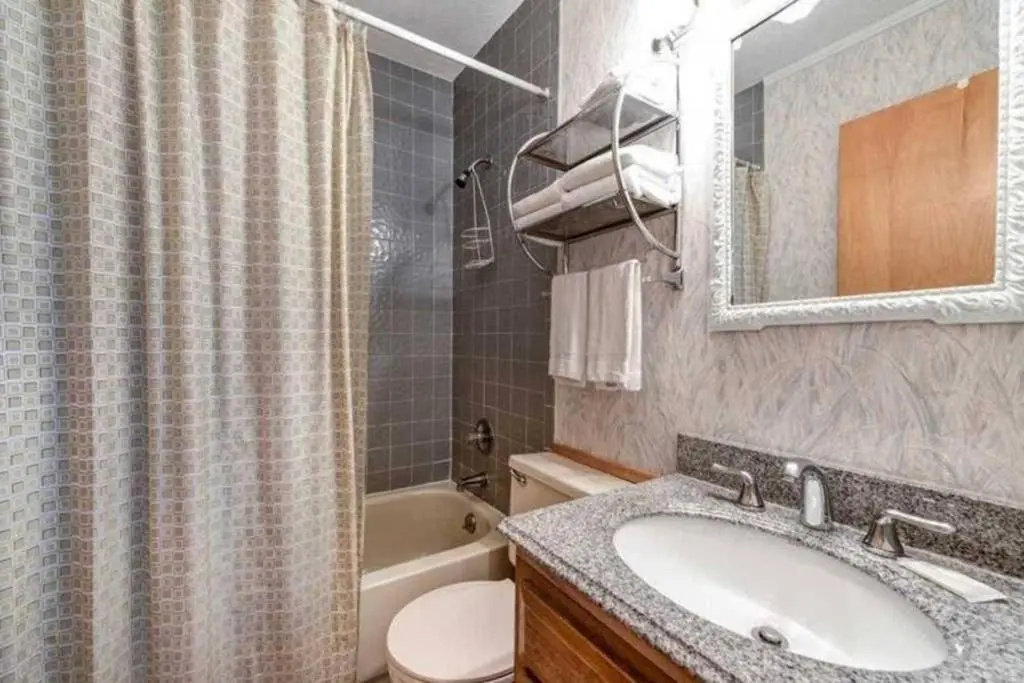 Million Dollar Views! 4 Bedroom, Sleeps 9, close to National Park and 5 mi to Gatlinburg!