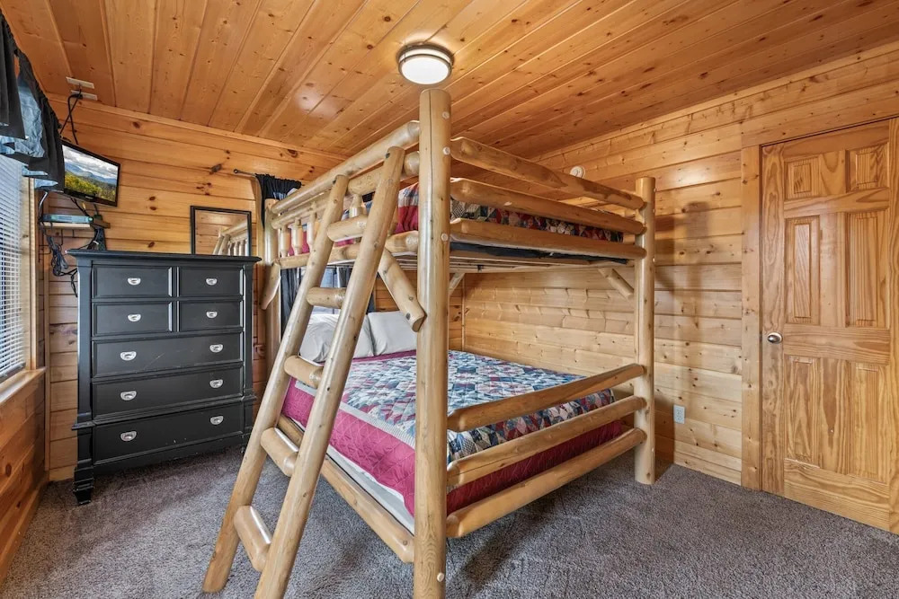 Panoramic View 6 Bedroom Cabin by RedAwning