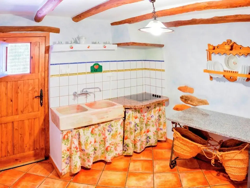 Rustic Mountain Stay, Laroya