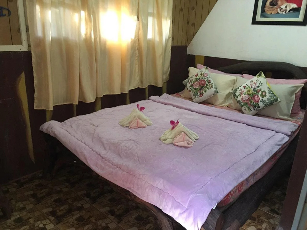 Baan Rai Rhim Tarn