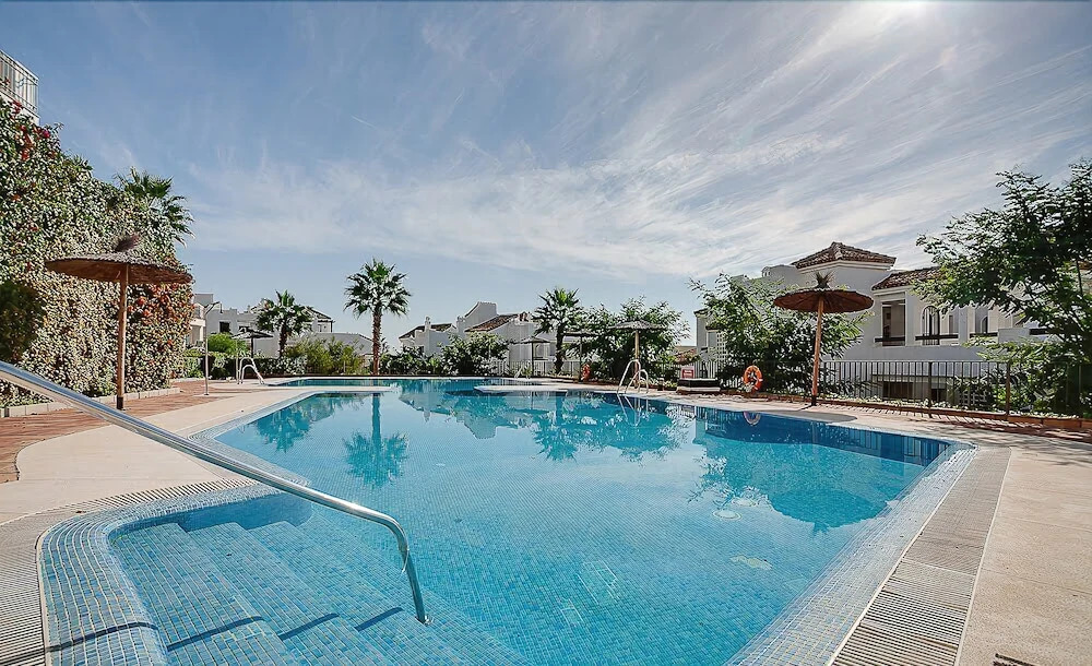 3 bedroom apartment garden and sea view