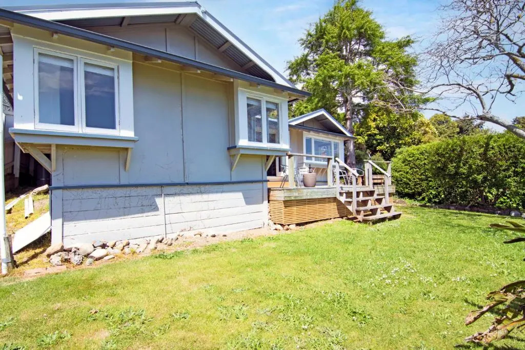 Bayview Bungalow - Nelson Holiday Home