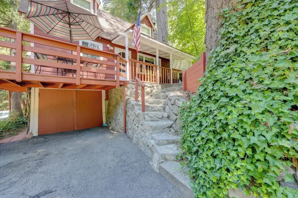 Vintage Snow White Cottage ~ 2 Miles to Village