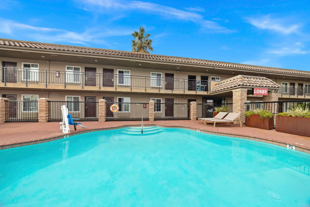 Econo Lodge Inn & Suites Escondido Downtown