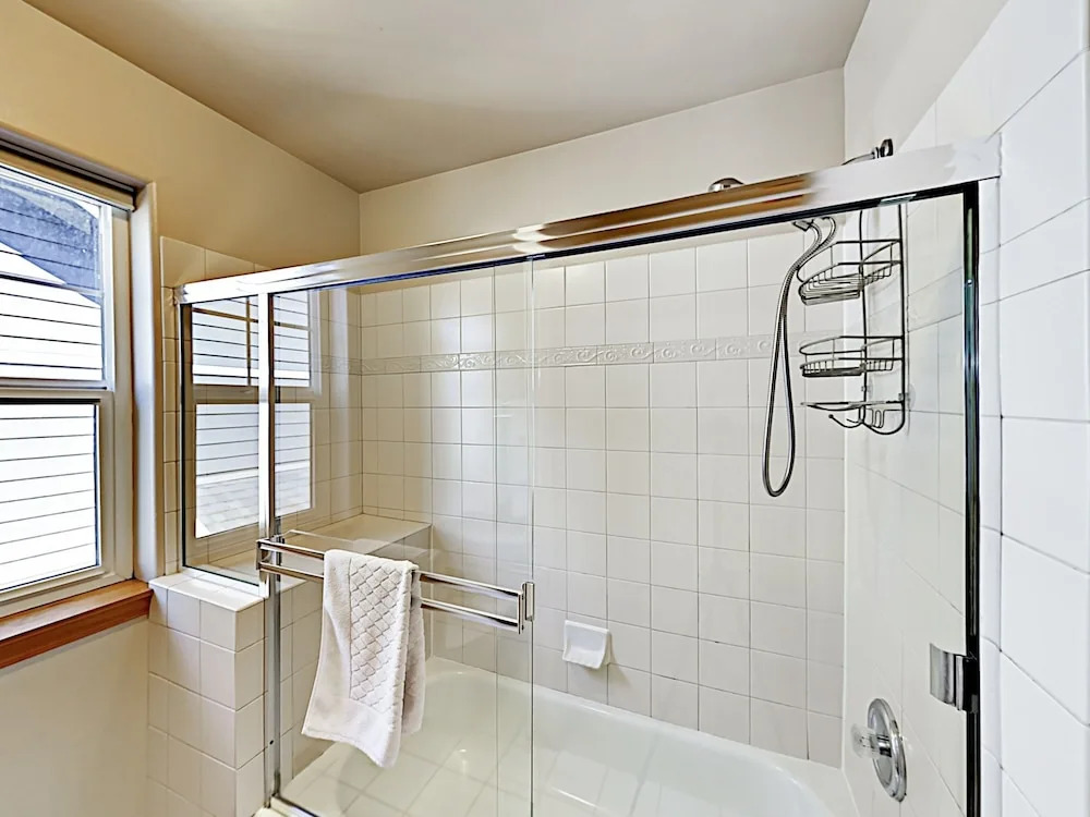 W/ Patio Short Walk To Bus Line 2 Bedroom Townhouse