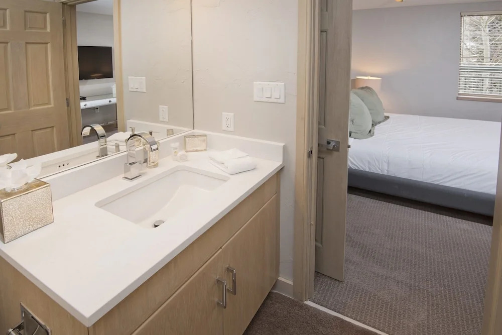 Gateway Plaza R4 2 Bedroom Condo by RedAwning