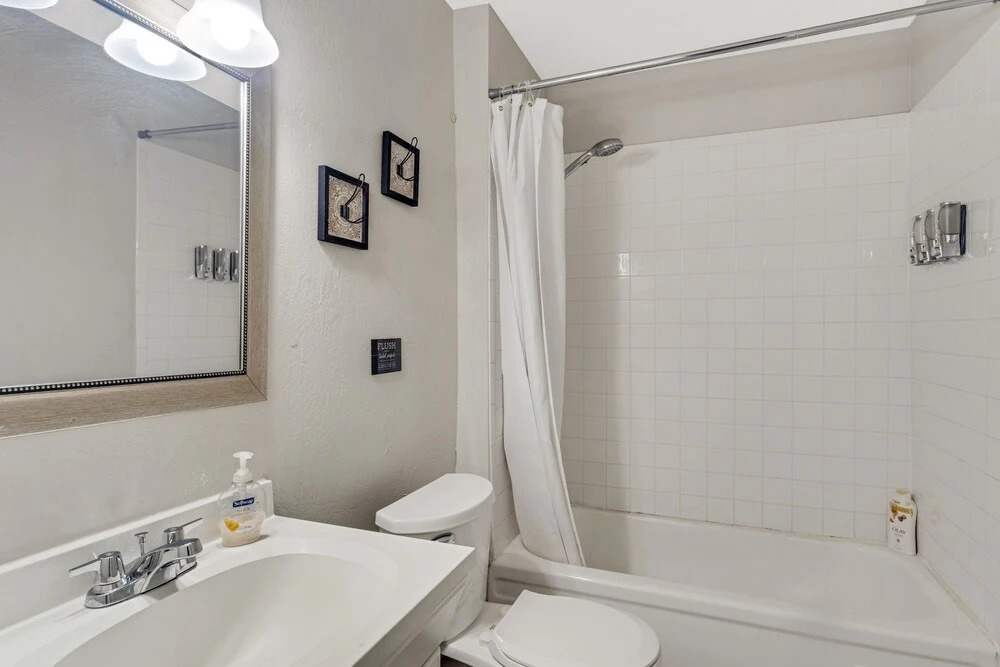 Cozy Papago Home In Old Town Near Zoo, Casino, Golf, And More! 5 Bedroom Home by Redawning
