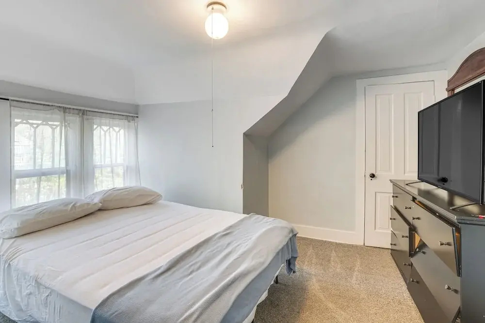 2 Mi to Dtwn! Walkable Minneapolis Apt w/ Deck