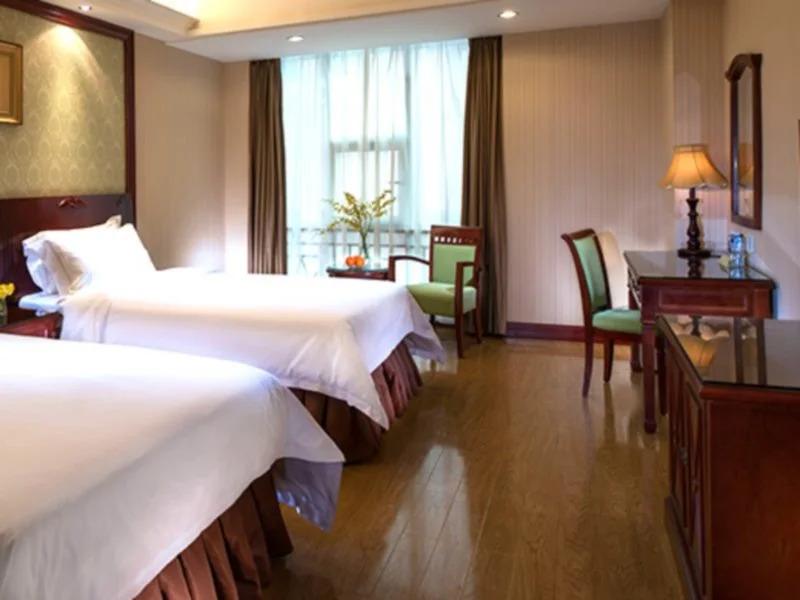 Vienna International Hotel (Shenzhen Shuanglong Subway Station)