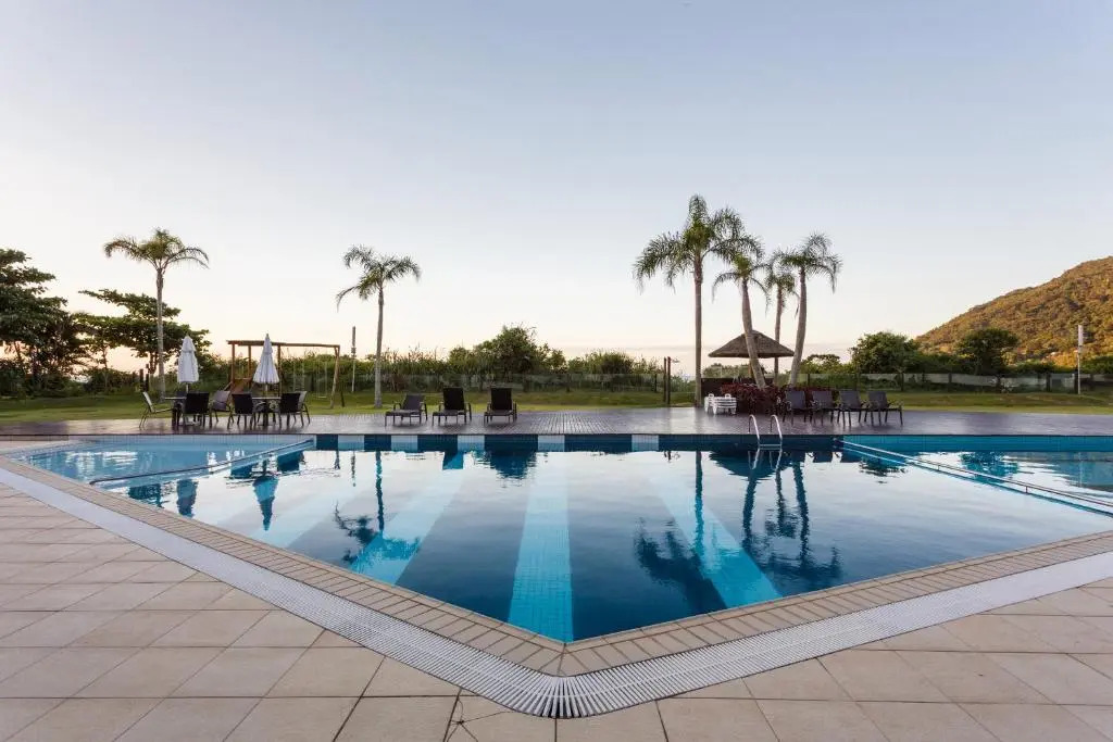 Apartamento com 4 suítes pé na areia