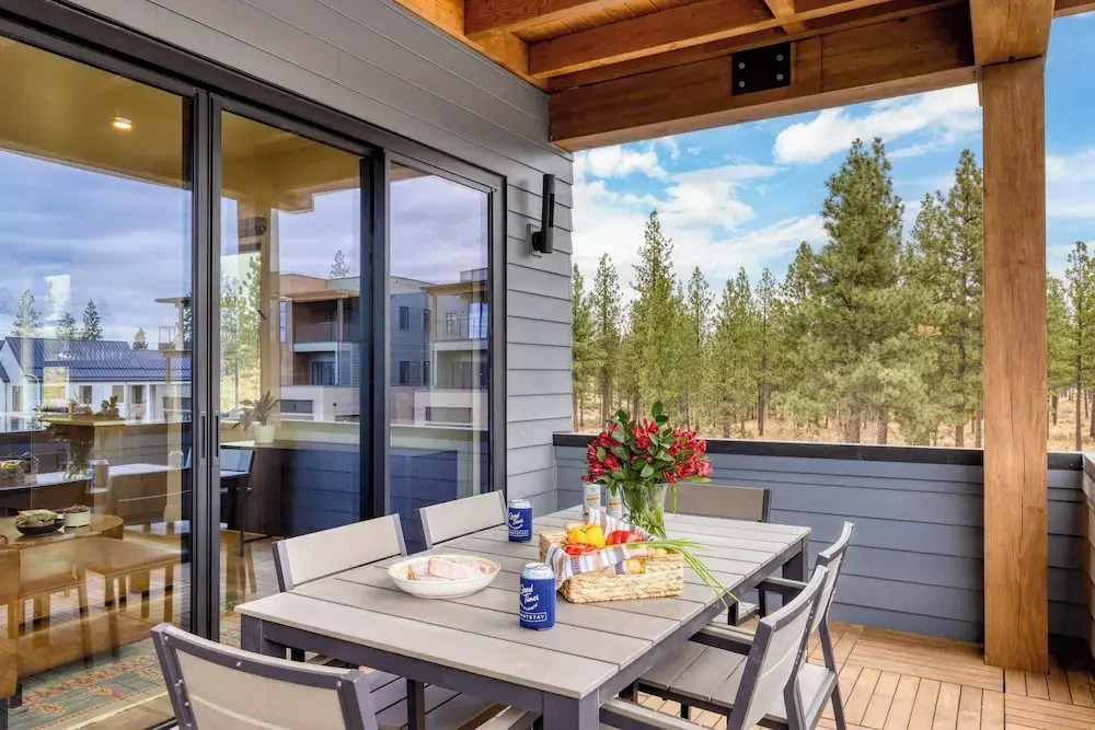 Sleeps 40! 8 Modern Units/20 Bdrs w/ Deck+hot Tub, 10mins to Downtown & Old Bend