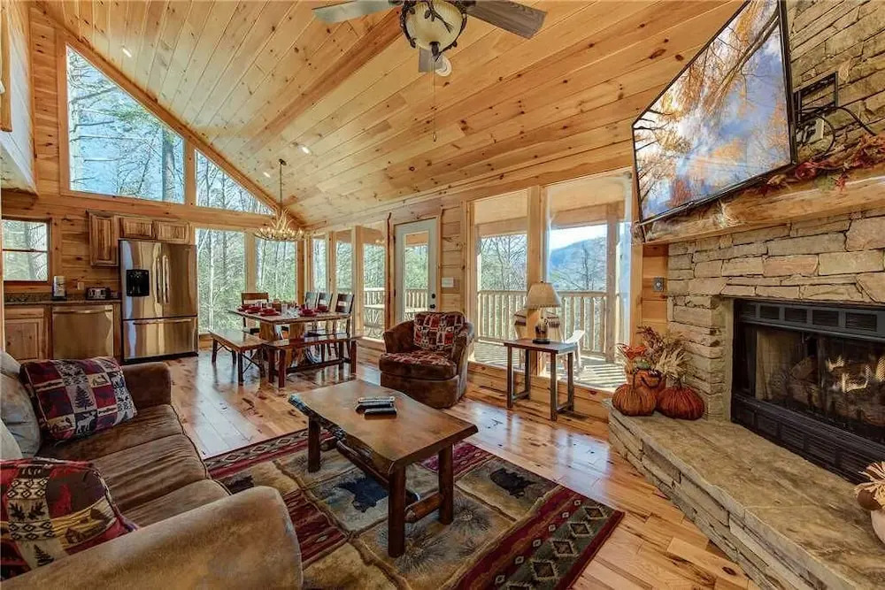 Rocky Top Lookout 4 Bedroom Home with Hot Tub
