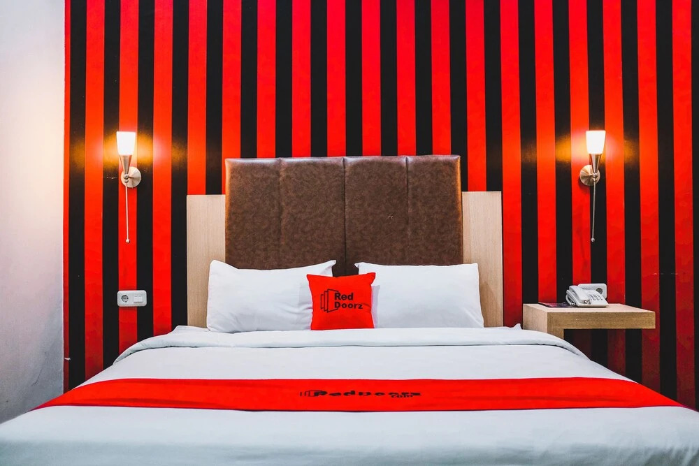 RedDoorz Plus near Mall Panakukang
