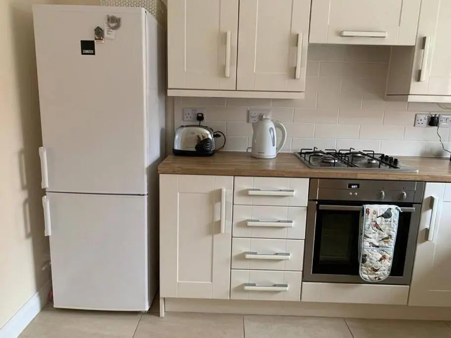 Cheerful 3 bedroom home close to beach and High St