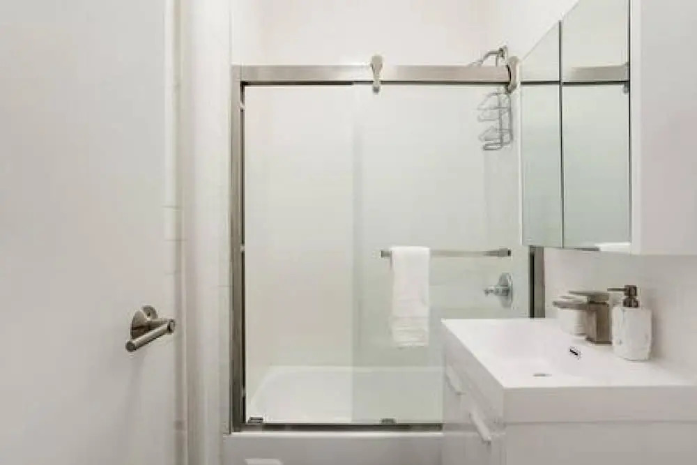 444-2e Modern 2BR Hell s Kitchen