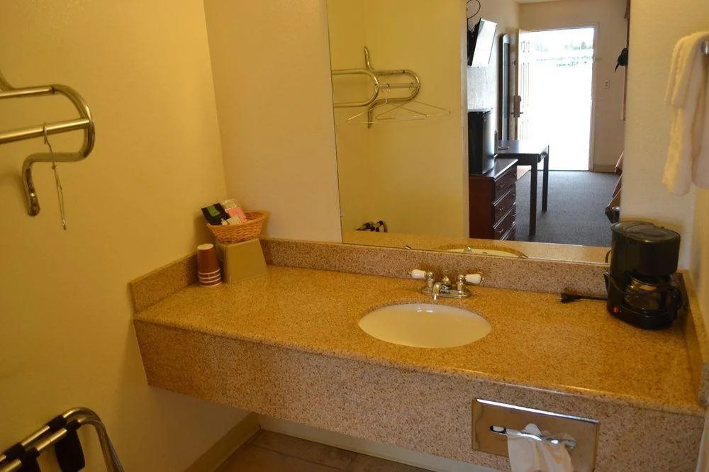 Budget Inn & Suites