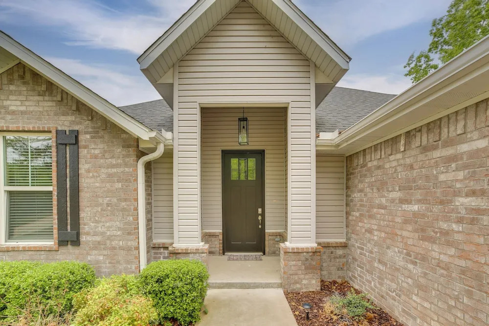 Table Rock Lake Retreat: Walk to Shore!