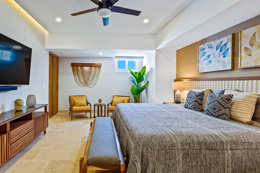 Luxury Oceanfront Apartment With Private Balcony, Rooftop Pool & gym Access