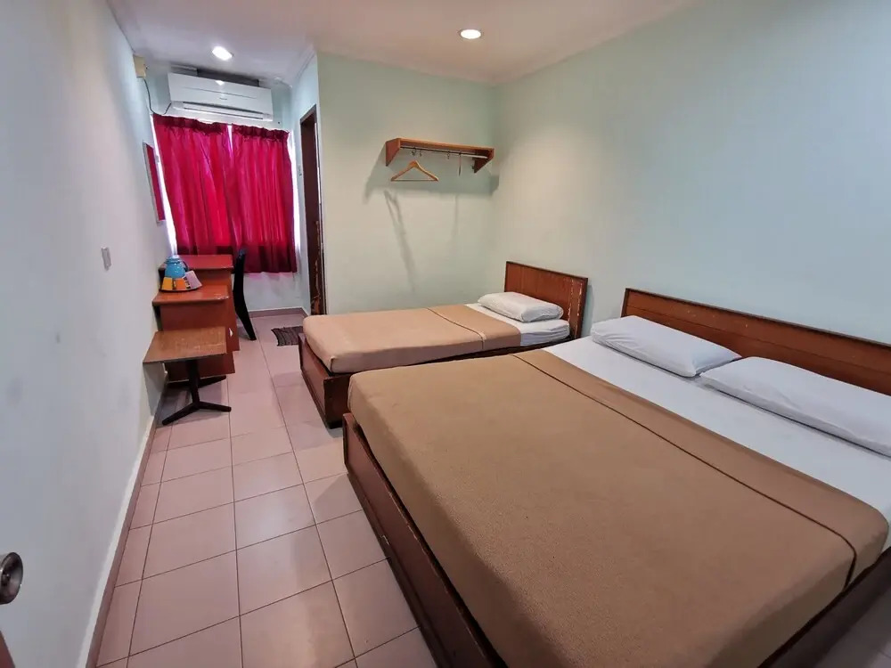OYO 89817 Hotel Sura