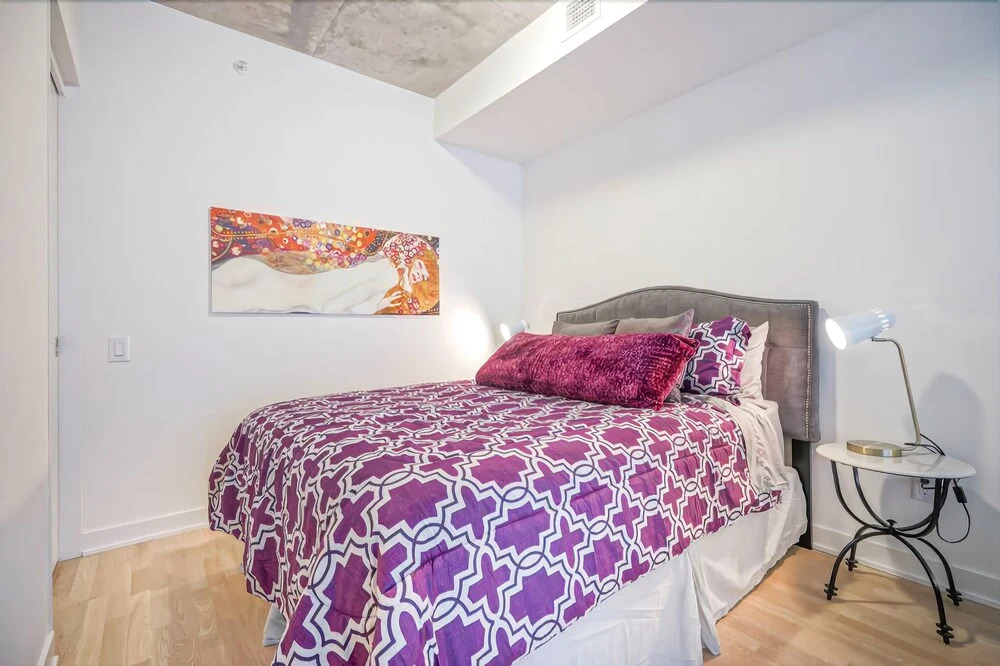 Spectular 1BR Condo in Hot King West