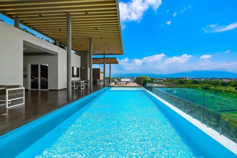Modern Condo With Breathtaking Views, Infinity Pool, and en Suite Bedrooms