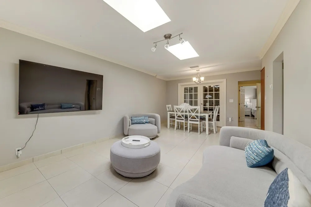 1 Block to Beach! Pompano Apt w/ Pool Access
