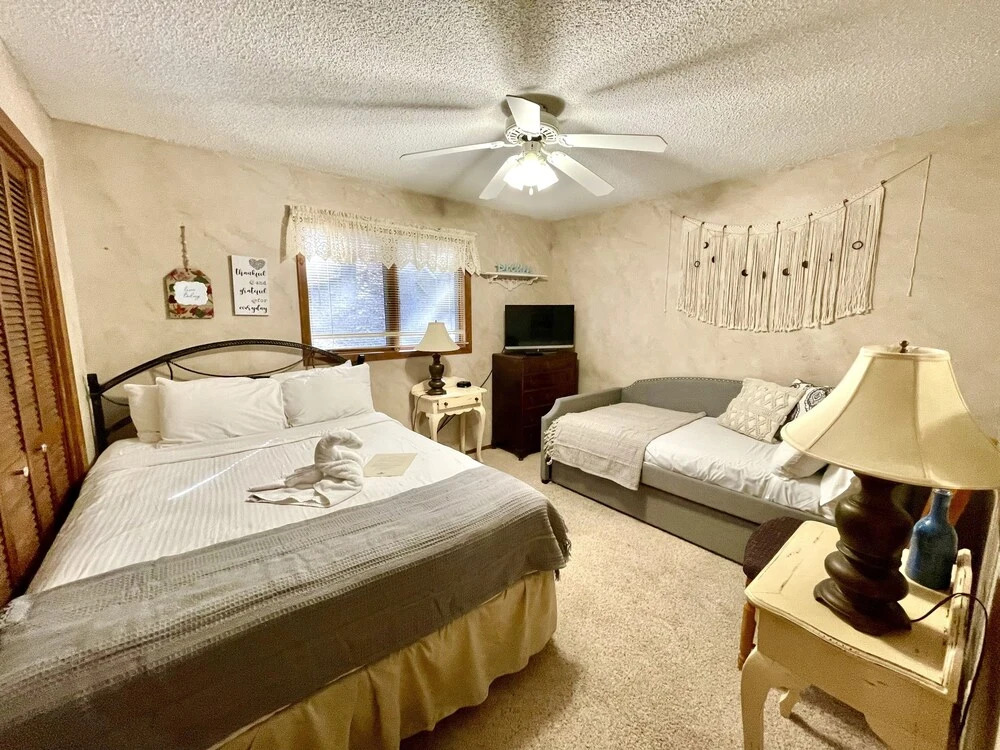 Forest view, log-sided two bedroom, two bath condo on Lake Ouachita. 2 Condo by RedAwning