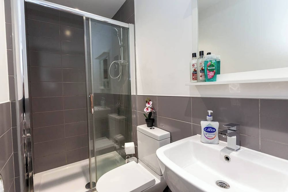 Spacious 2BR -liverpool Central - Walk to Royal Dock, Nightlife & Train Station