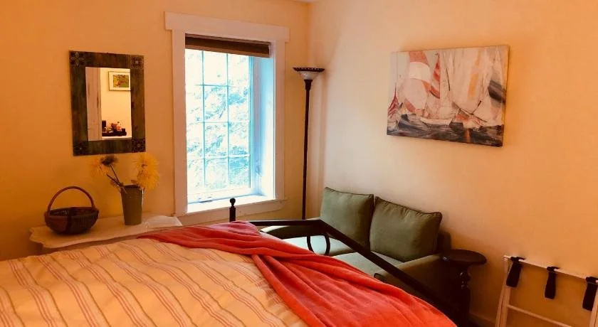 The Water's Edge Inn & Gallery