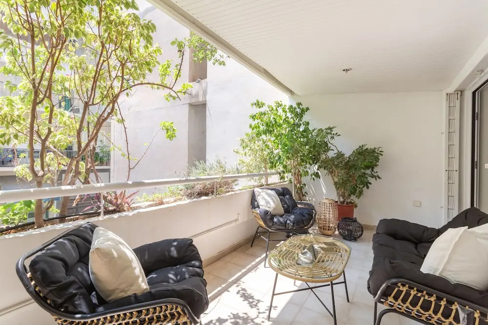 Fresh Detailed Stylish Apt at Acropolis