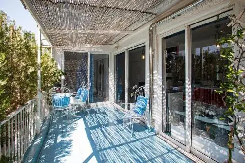 Central Apt Private Balcony & Rooftop Access - CT1
