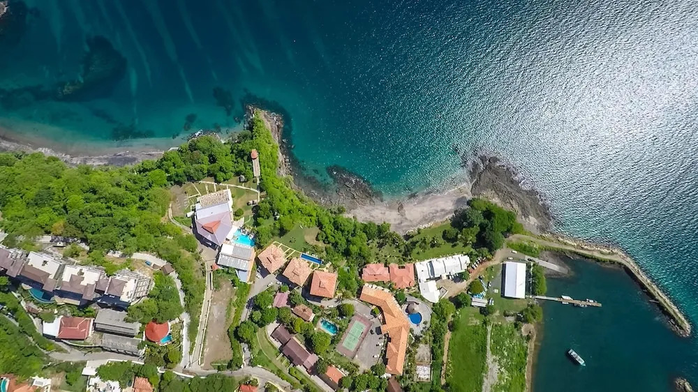 Amazing Ocean Views From This Nicely Equipped Condo