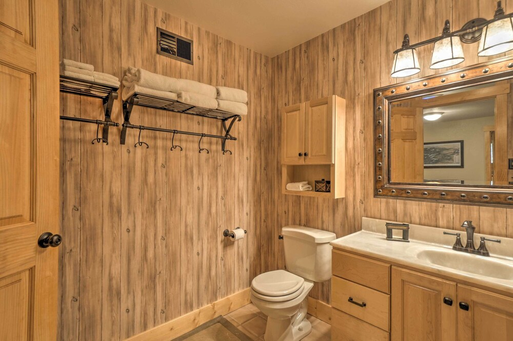 Luxury 4 BR Cabin: 2 King Suites on Shuttle Route