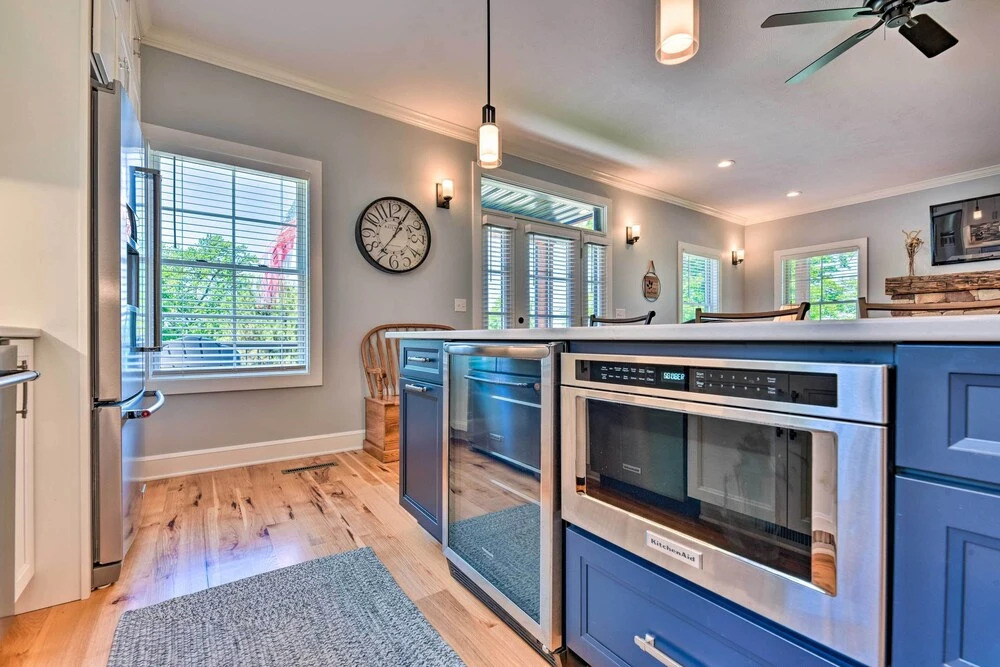 Charming Lake Erie Getaway: Walk to Beach!