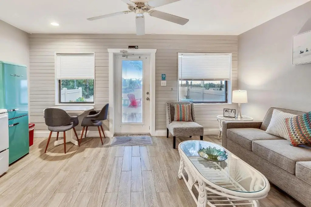 Sunset Beach House - Beach Hugger 2