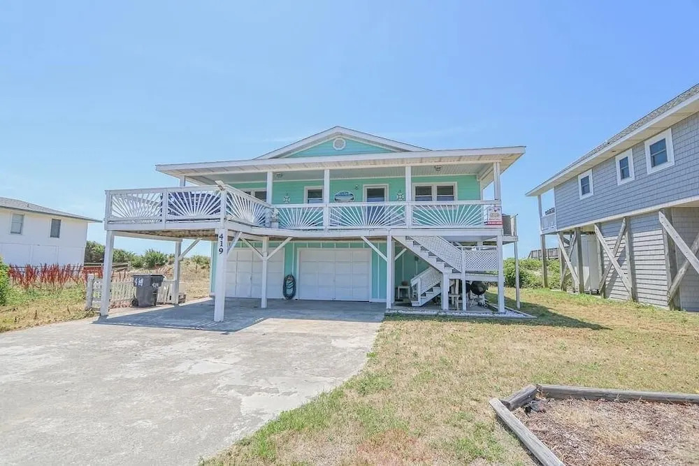 Salty Paradise 4 Bedroom Home by RedAwning