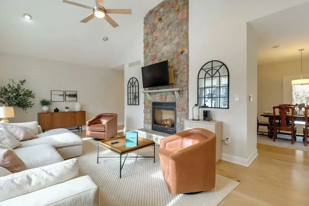 Walk to Big Boulder Mtn & Lake, Home w/ Hot Tub