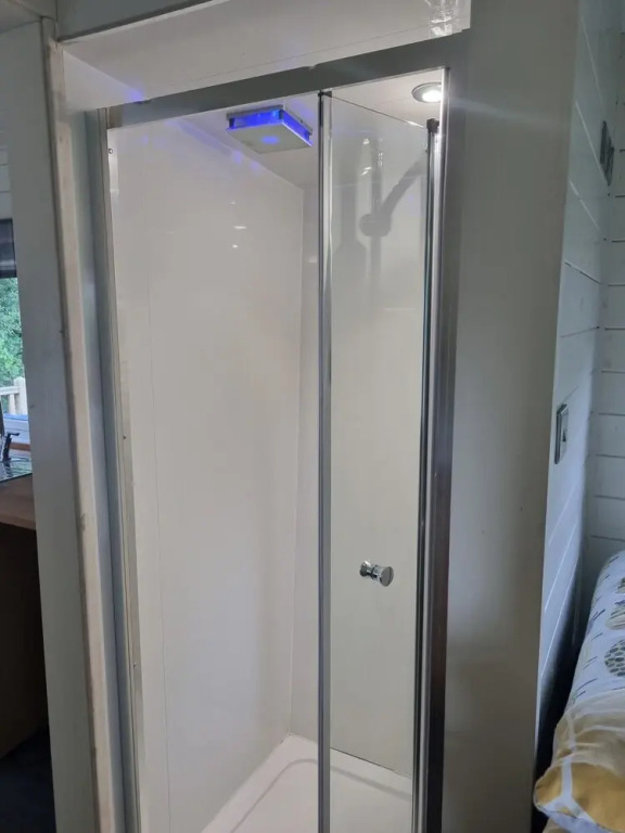 Glamping Hut - Sleeps 2, hot tub & Parking